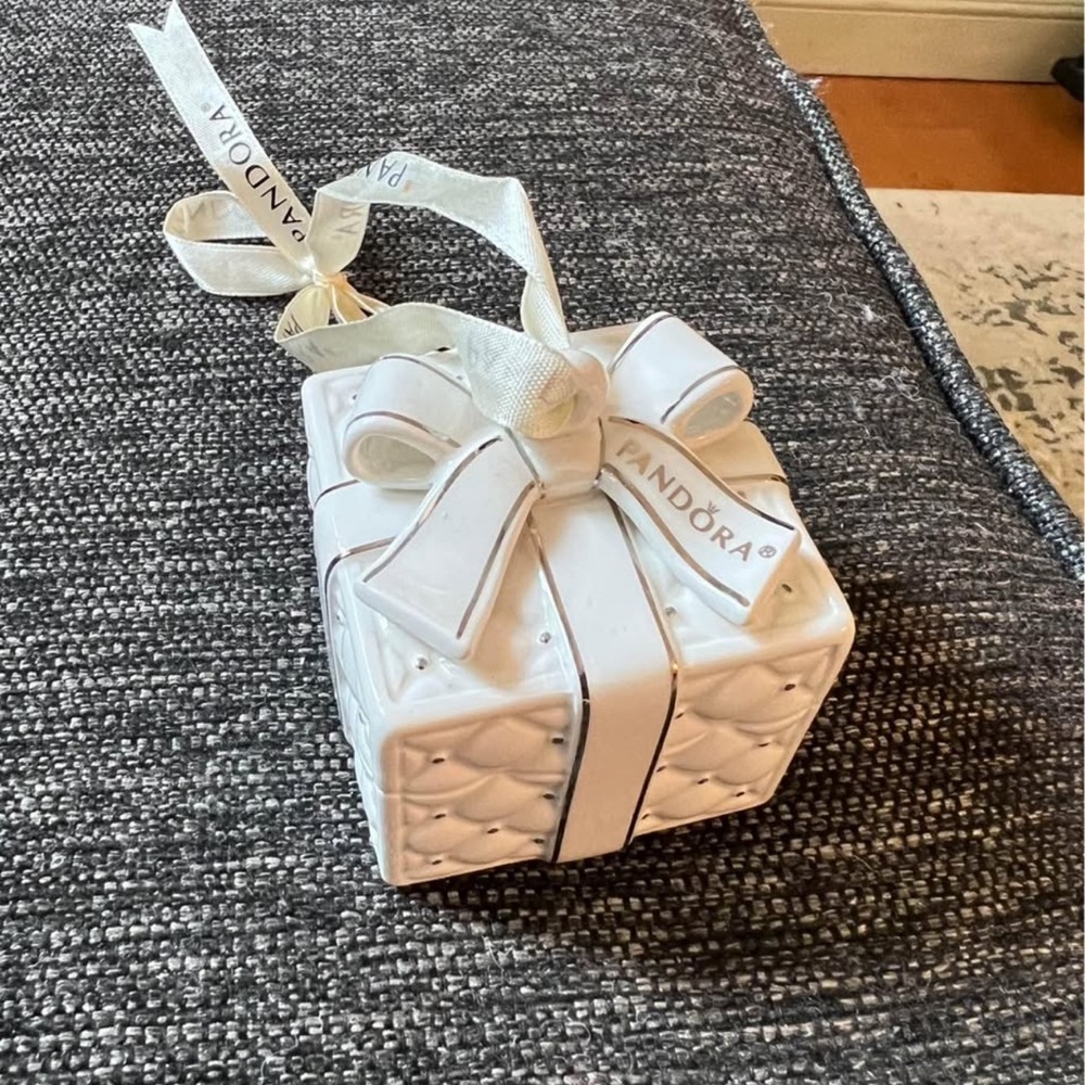 Pandora White Gift Box Ornament 2016